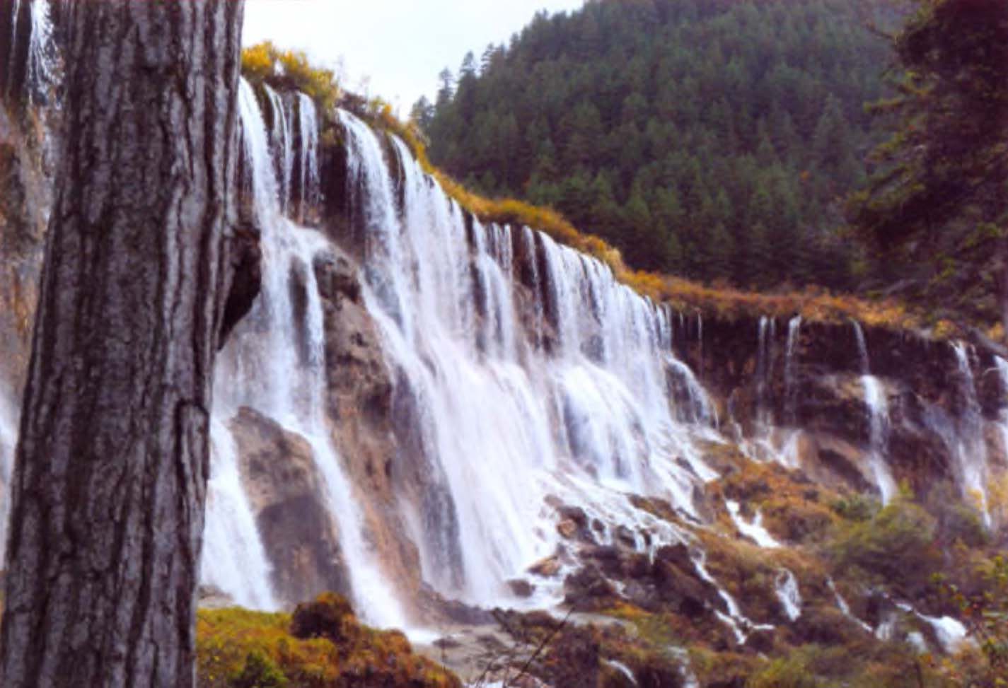 Водопады Цзючжайгоу привлекают множество туристов (фото Д. Александрова).
