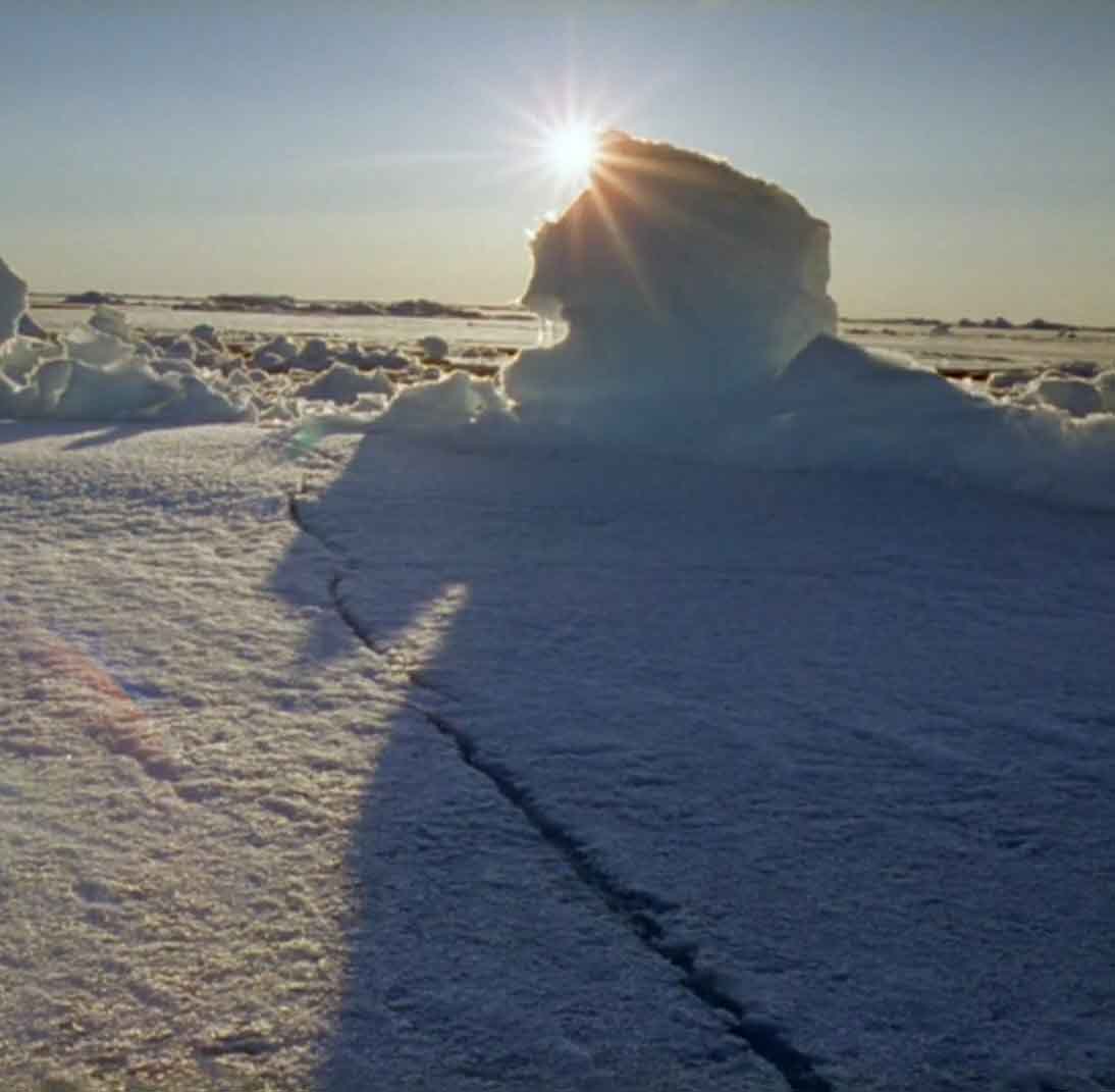 Солнце в полдень в полярных областях Земли.
